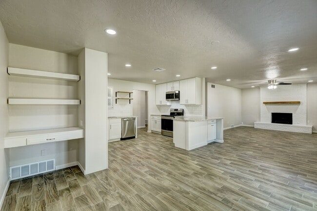 Building Photo - Spacious Elegance: Open Floor Plan, Dual V...