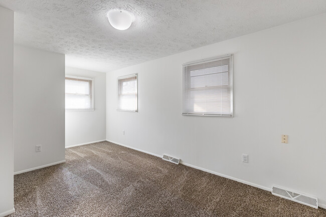 Spacious bedroom - 932 N Highland Ave