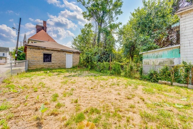 Building Photo - AVAILABLE August 2026 - Beautiful 2+ Bedroom Home w/ Updates Throughout!