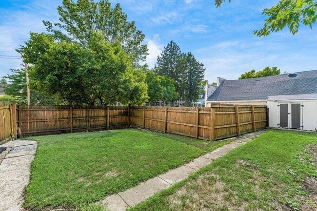 Building Photo - 2339 Summit St