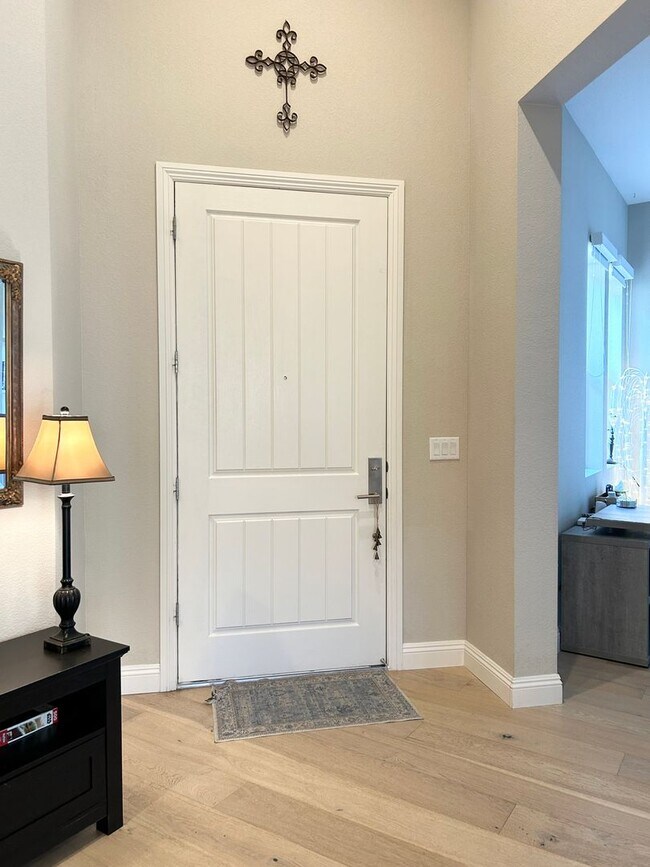 Building Photo - Luxury 55+ Executive Home- Fully Furnished