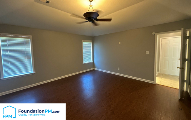 Building Photo - 400 Amundsen Cove