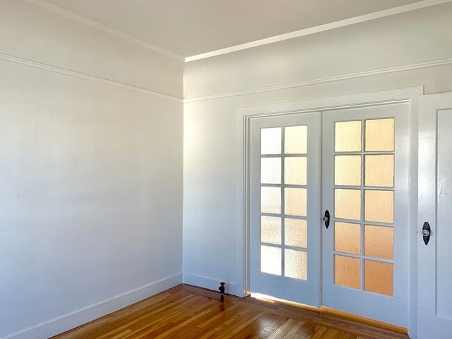 Building Photo - Richmond Dist. Bright 1 Bed/! Bath Flat w/ Hardwood Floors and Walk In Closets