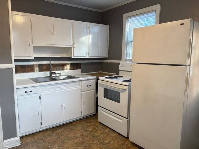 Building Photo - 2 Bedroom, 1 Bathroom House in Winston-Salem!