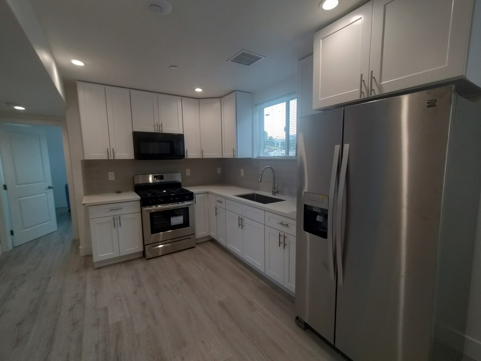 Building Photo - 1575 W 37th Plz