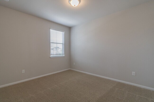 Building Photo - 2880 Donnell Dr