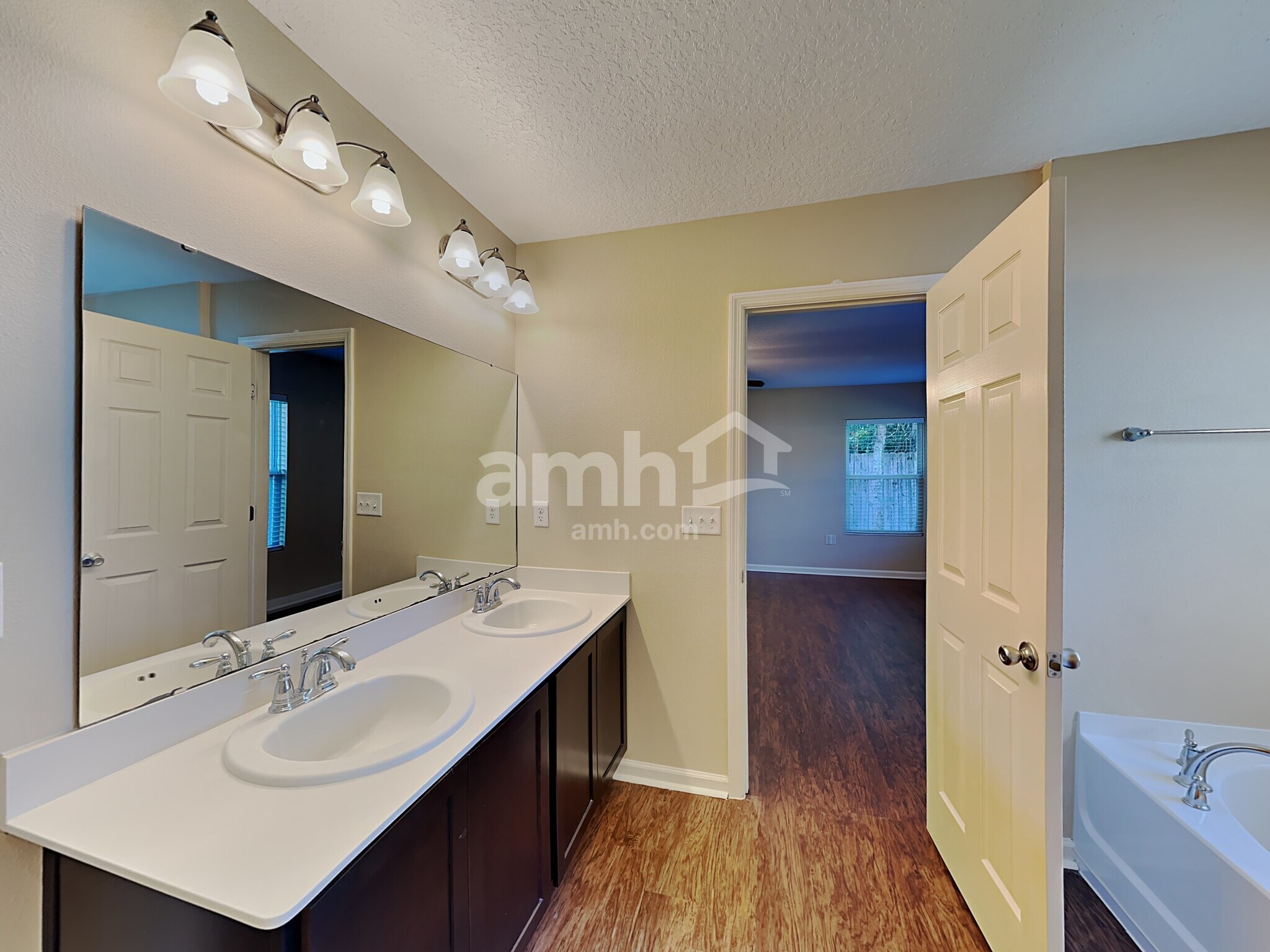 Building Photo - 563 Worcester Ct