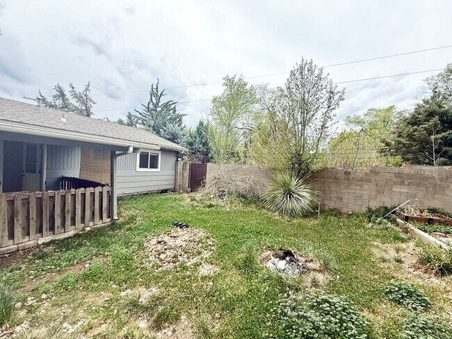 Building Photo - Charming 3 bedroom, 1 bathroom home located just minutes from downtown Prescott.