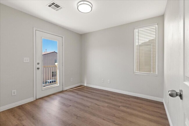 Building Photo - 4bd Single Family Home with Large Backyard, Balcony, and No Carpet