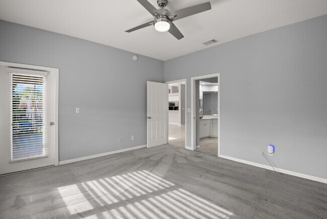 Building Photo - "Spacious 3-Bed, 2-Bath Condo Retreat in Vibrant Saint Petersburg – 1,445 Sq Ft of Comfort!"