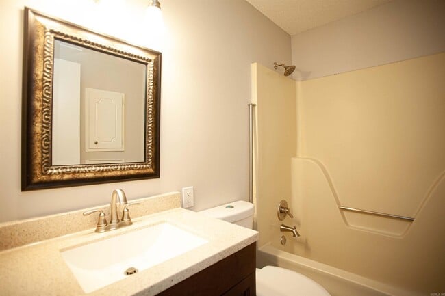 Building Photo - 2000 Lessel Dr