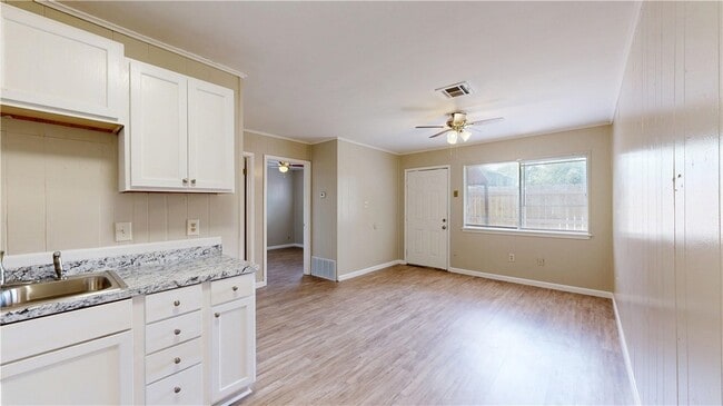 Building Photo - 208 Lynn Dr