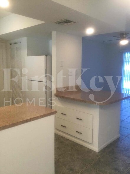 Building Photo - 305 NE Floresta Dr