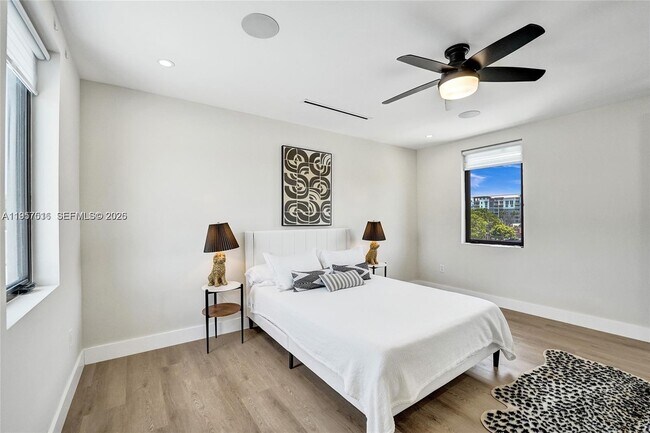 Building Photo - 1617 NE 11th St