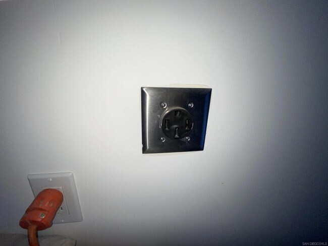 Building Photo - 1305 Blue Sky Dr