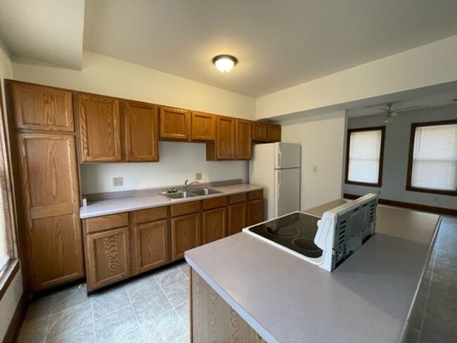 Building Photo - 573-575 W Lincoln Ave