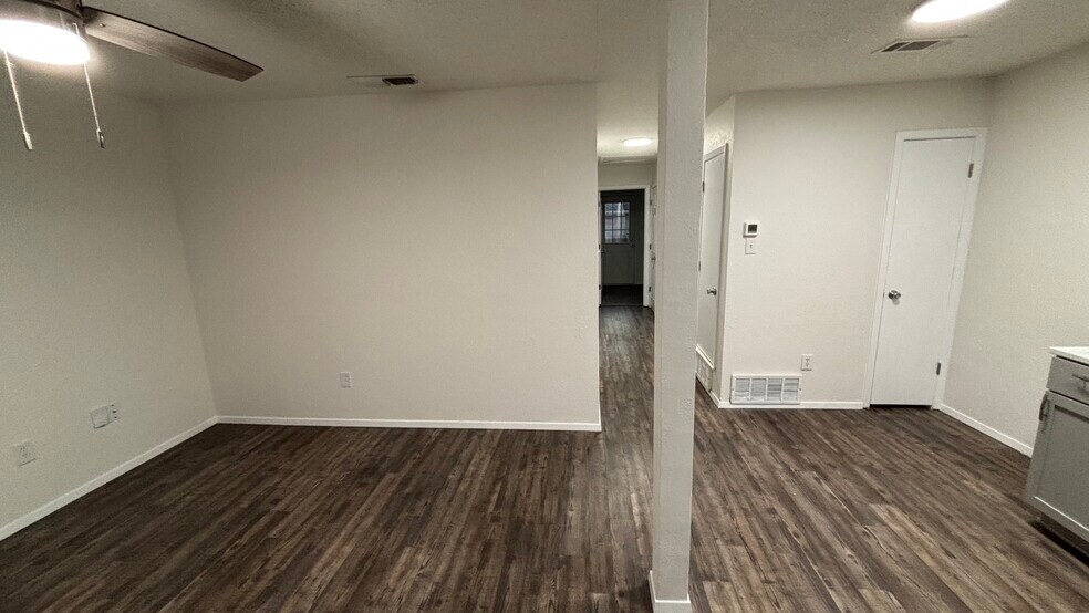 Building Photo - 863 Anahuac Ave