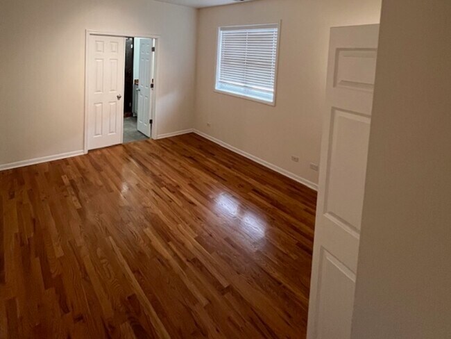 Building Photo - 633 E Bowen Ave