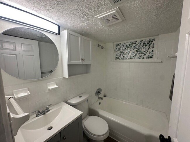 Building Photo - Chic, Sunlit & Move-In Ready – 3-Bedroom G...