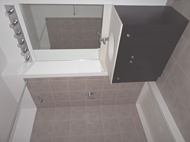 Building Photo - 235 W Van Buren St