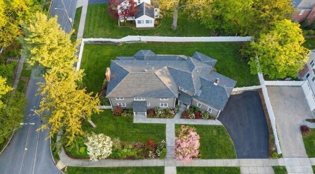 Building Photo - 150 Country Club Rd