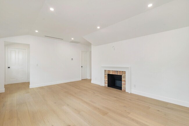 Building Photo - 222 S County Rd