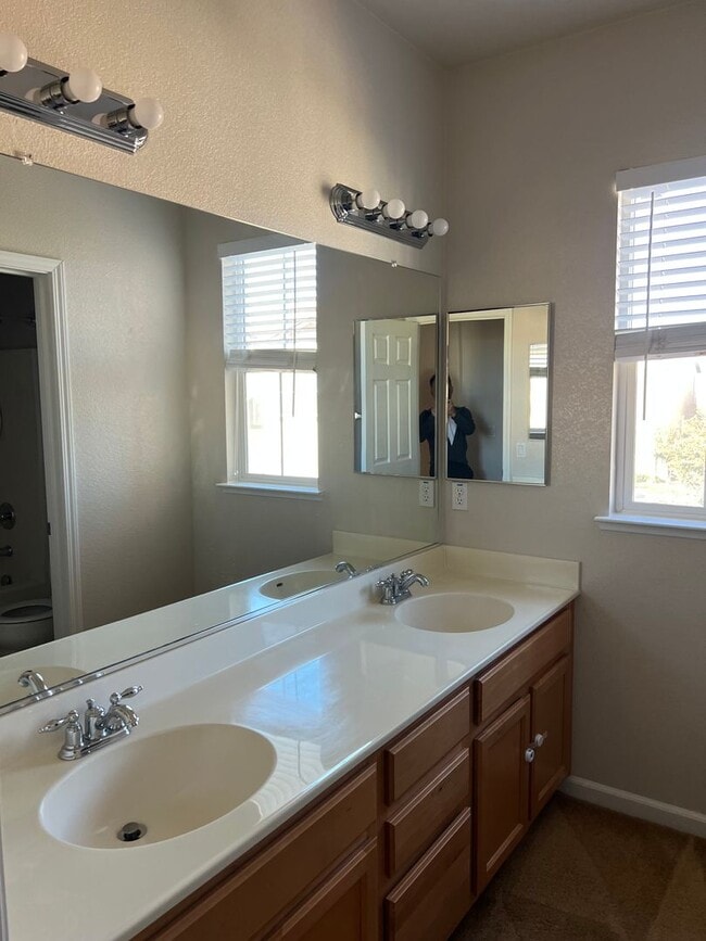 Building Photo - Low-Maintenance 3BR/3BA Home in Elk Grove ...