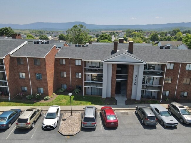 Building Photo - Great Two Bedroom Condo Available - 1010-5 Blueridge Dr.