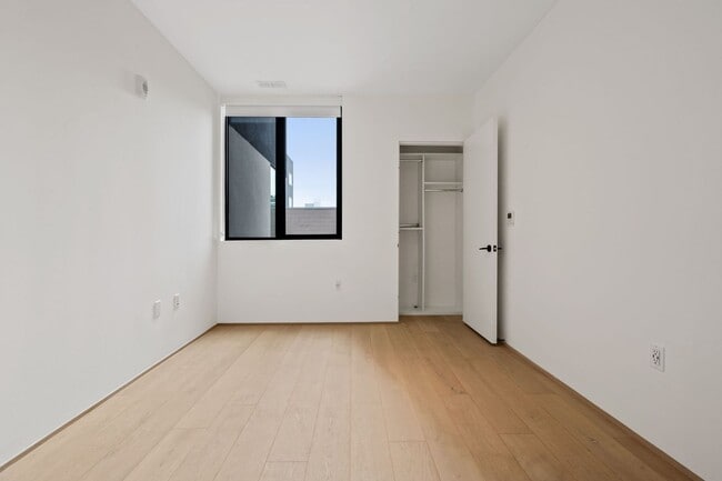 Building Photo - Modern 1 Bed, 1 Bath Condo @ 10th & Howard...