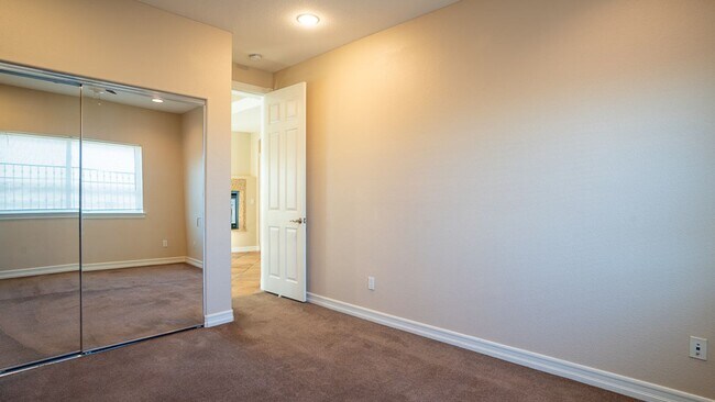 Building Photo - Huge Bay Front 3 Bed 2.5 Bath