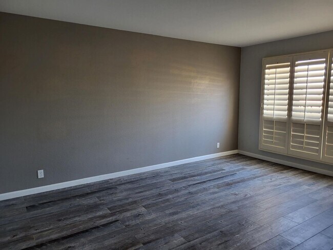 Building Photo - SUPER CLEAN & CUTE 2 BED 2 BATH