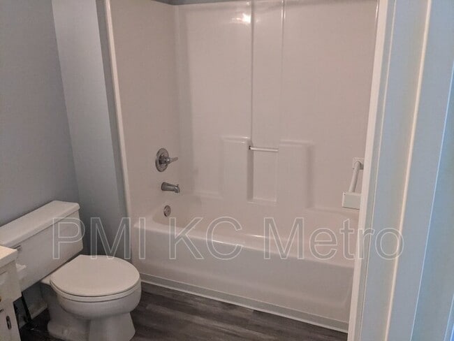 Building Photo - 16008 E T C Lea Rd