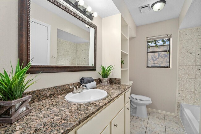 Building Photo - 16015 Southampton Dr