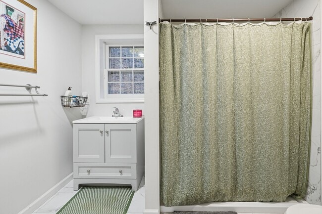 Building Photo - 916 East End Rd