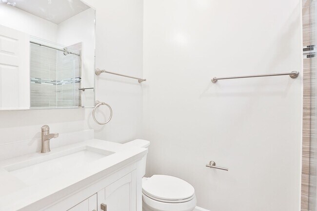 Building Photo - Gorgeous 2Bed/1bath in Logan Square! Condo Quality! In-Unit Laundry! Central Air! Stainless Steel!