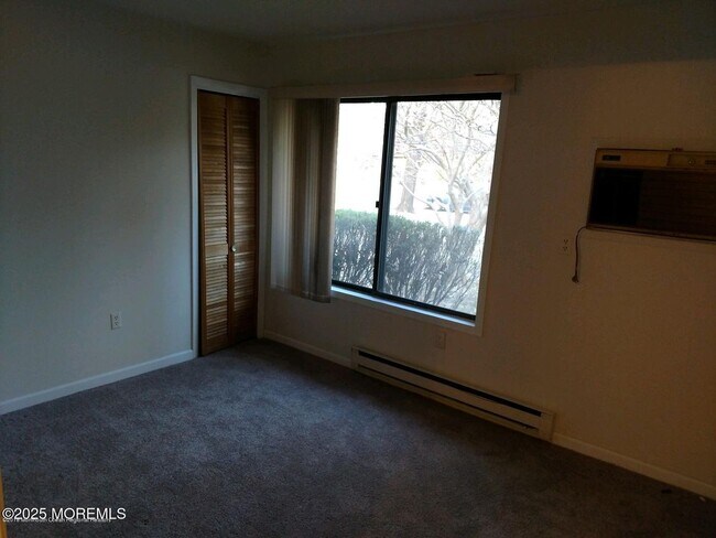 Building Photo - 137 Amberly Dr
