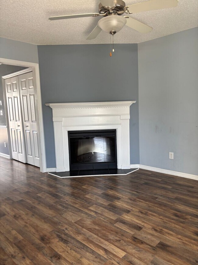 Building Photo - 2330 Vineyard Dr