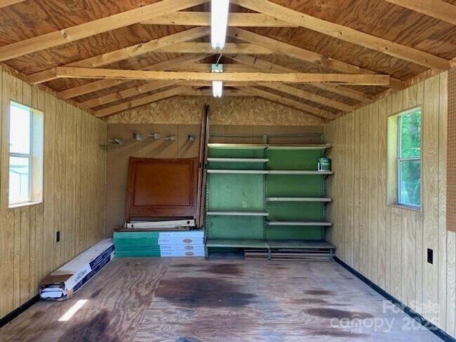 Building Photo - Move-In Ready 3BR/2BA with New Appliances ...