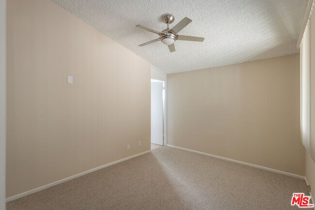 Building Photo - 4171 Del Mar Ave