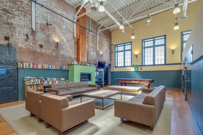 Building Photo - 357 Varick St