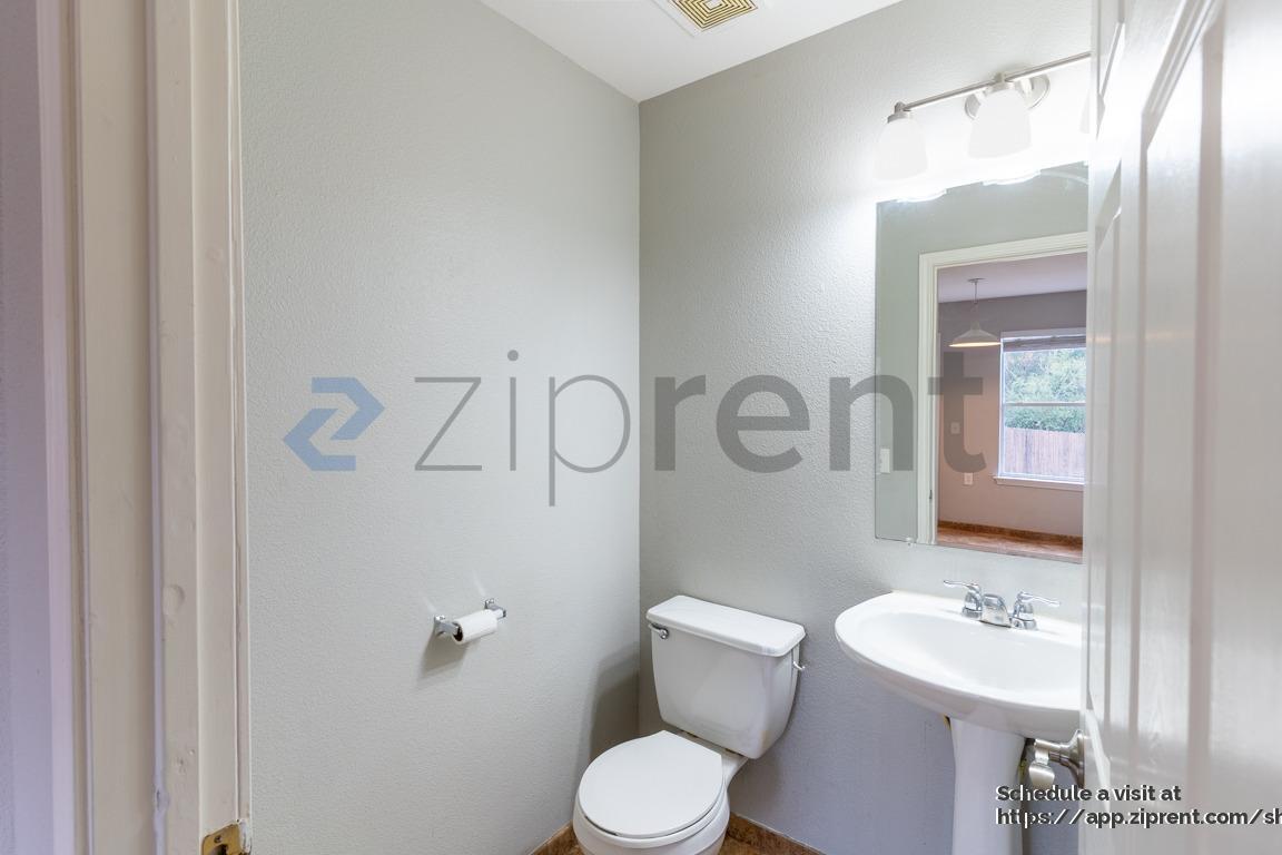 Building Photo - 817 Sheraton Ave