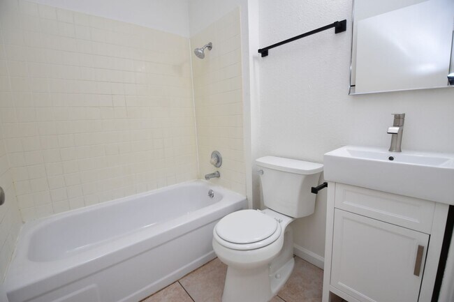Building Photo - 4003-4003 Westporter Dr