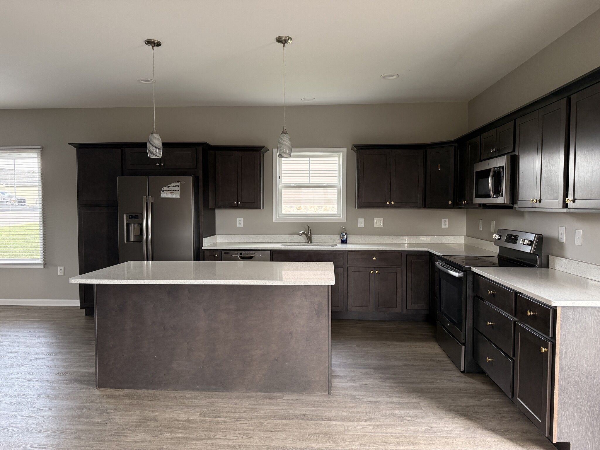 Building Photo - 270 Mabdarin Dr