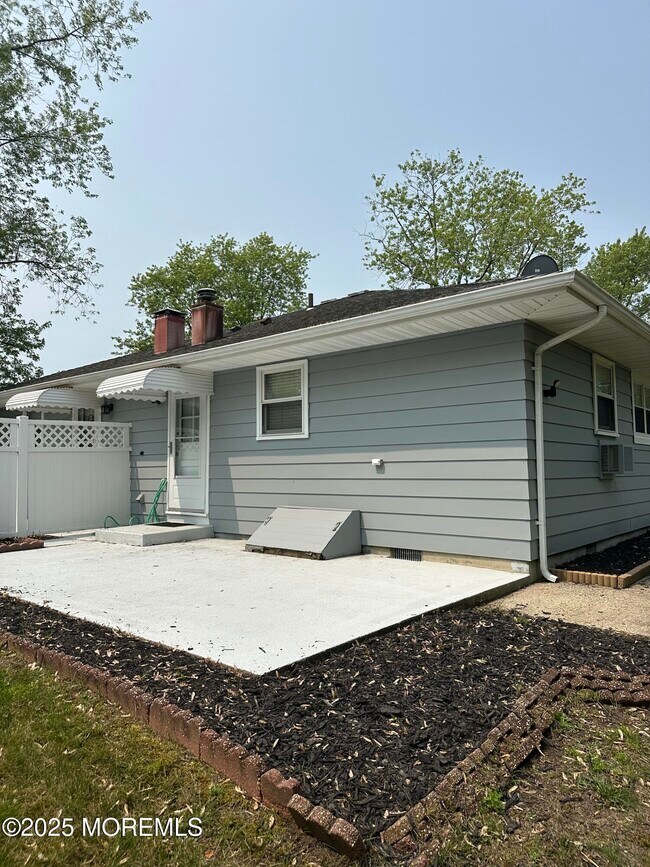 Building Photo - 19 Niagara Dr