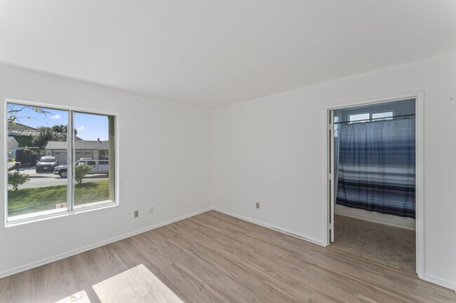 Building Photo - "Charming 2-Bed, 2-Bath Gem with RV Access in Santa Clarita!"