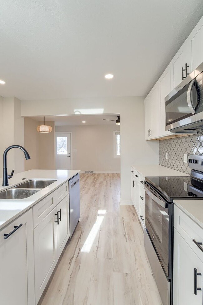 Building Photo - UPDATED 2 Bedroom Duplex With Garage!!