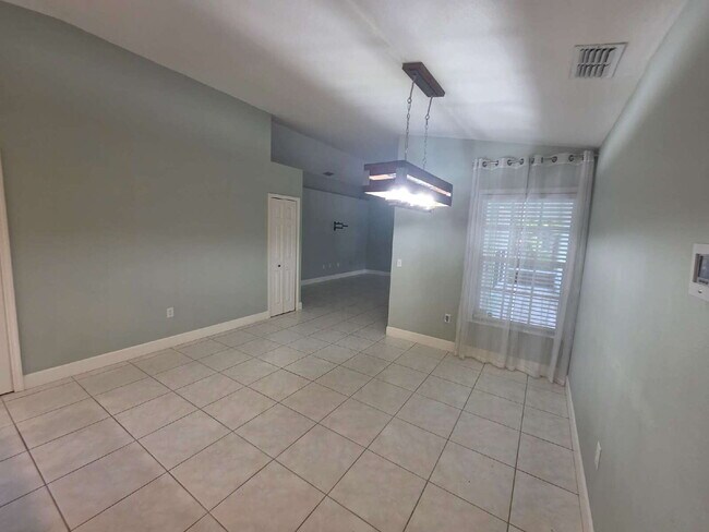 Building Photo - "Charming 2-Bed, 2-Bath North Port Retreat with Gleaming Hardwood Floors!"