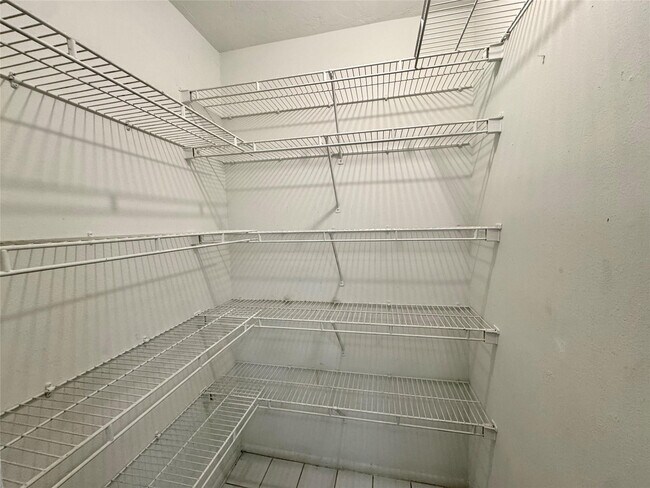 Building Photo - 2821 Somerset Dr