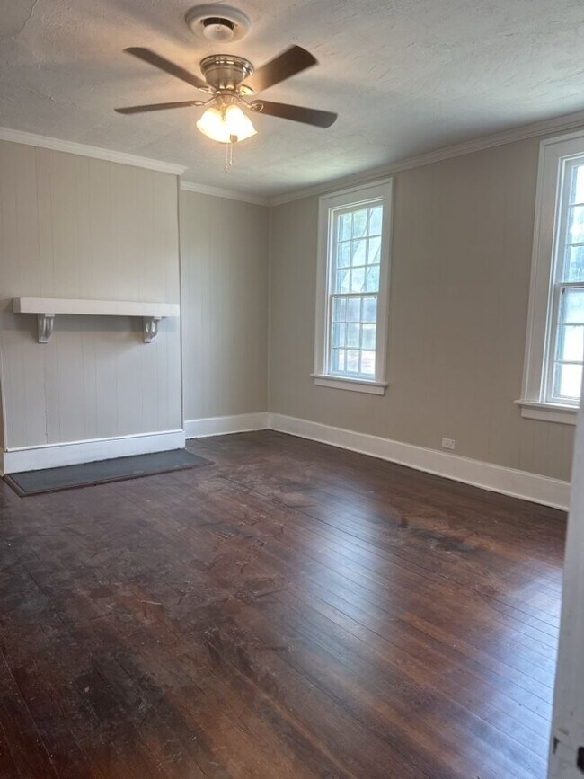 Building Photo - Charming 2-bedroom, 1-bathroom home