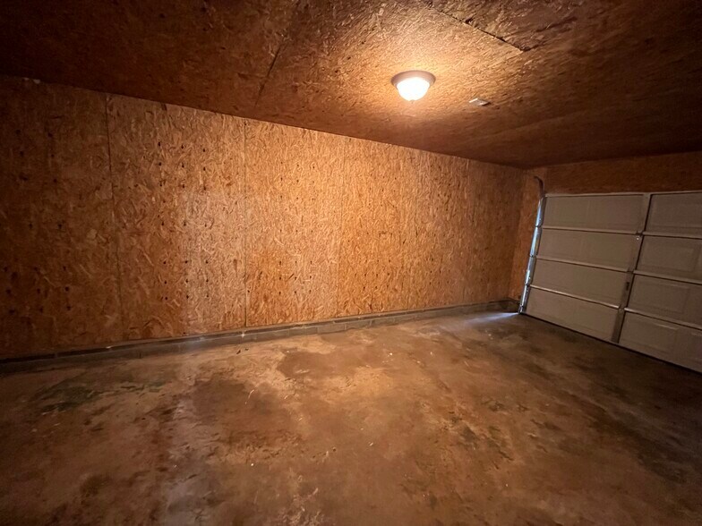 Building Photo - 5909 Leone Dr W